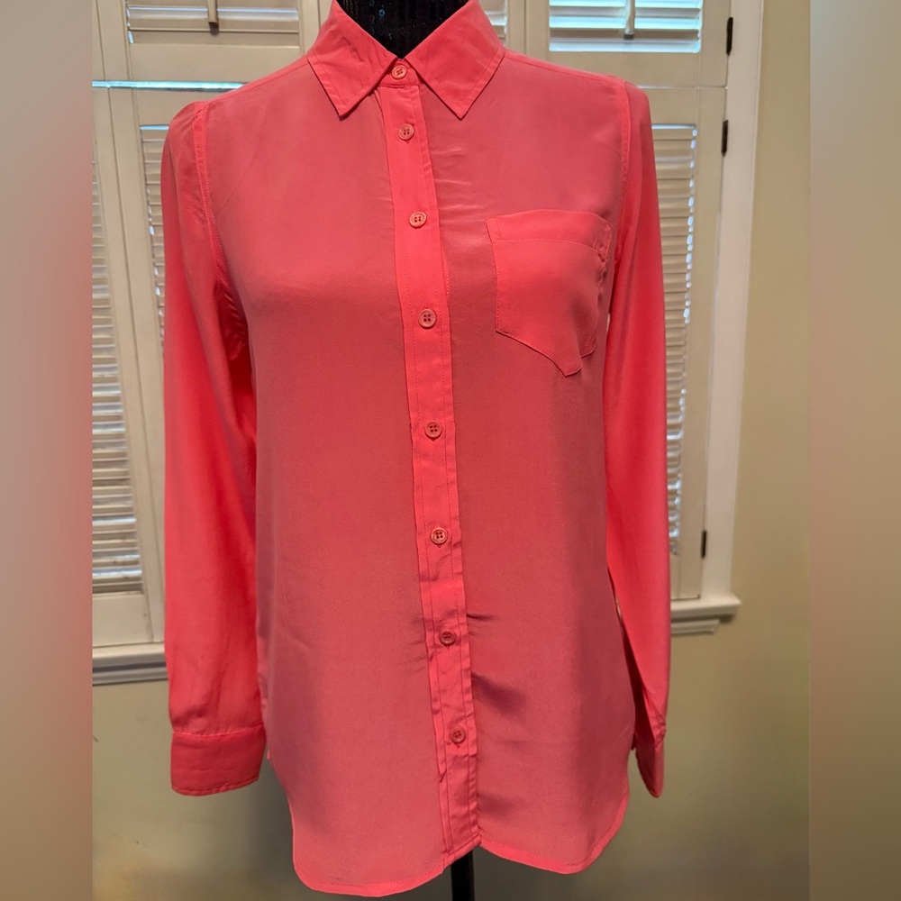 Equipment Femme 100% silk button-up shirt.
